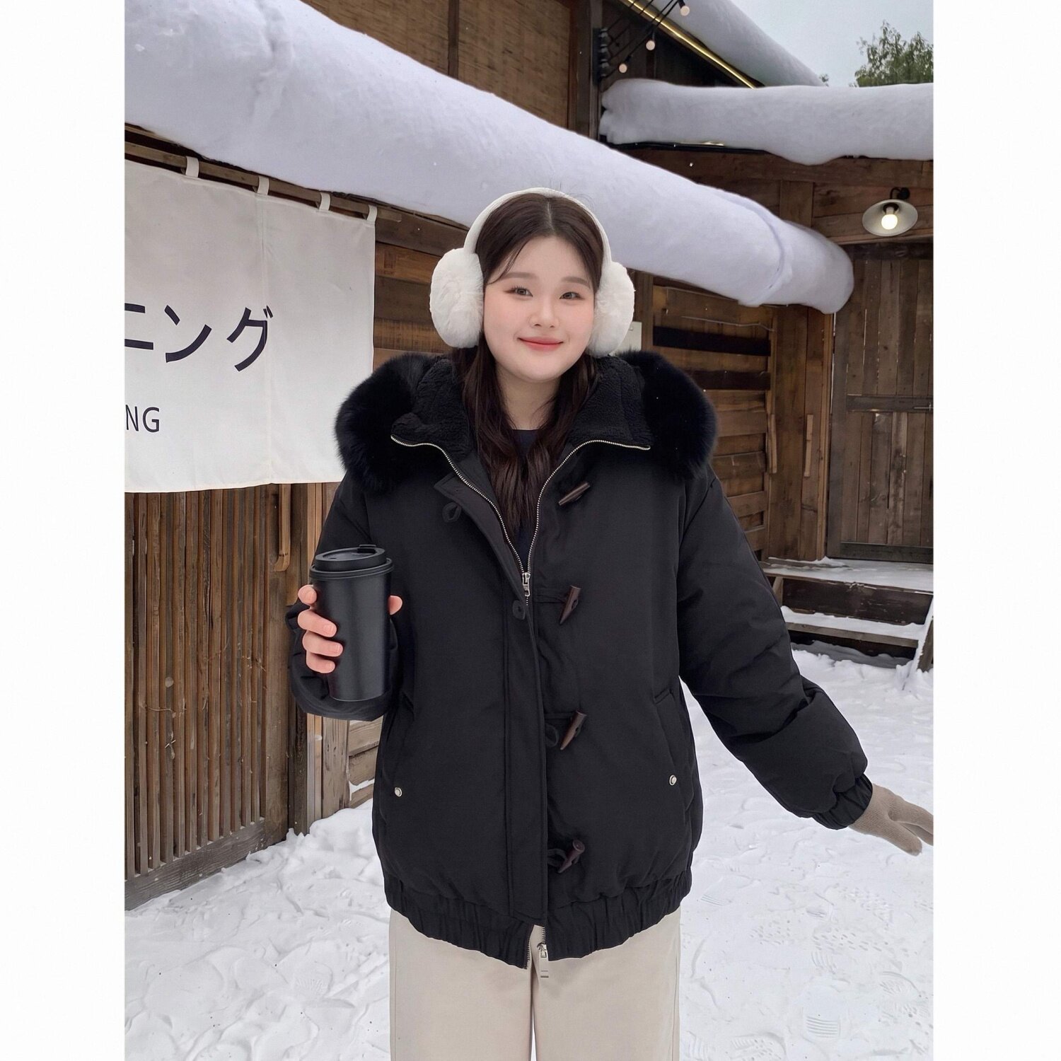 梵朵大码女装冬季时尚牛角扣设计棉服毛领连帽小众外套潮17987R