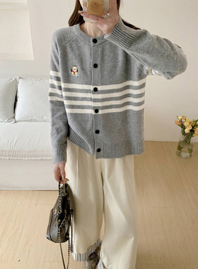 灰色刺绣条纹浣熊绒毛衣外套女秋冬2025新款慵懒针织开衫女上衣