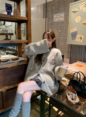 灰色v领减龄针织开衫女夏季2025新款复古宽松慵懒牛角扣毛衣外套