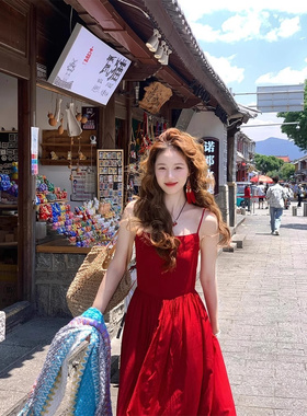 云南大理穿搭法式红色吊带连衣裙女性感露背适合海边度假拍照裙子