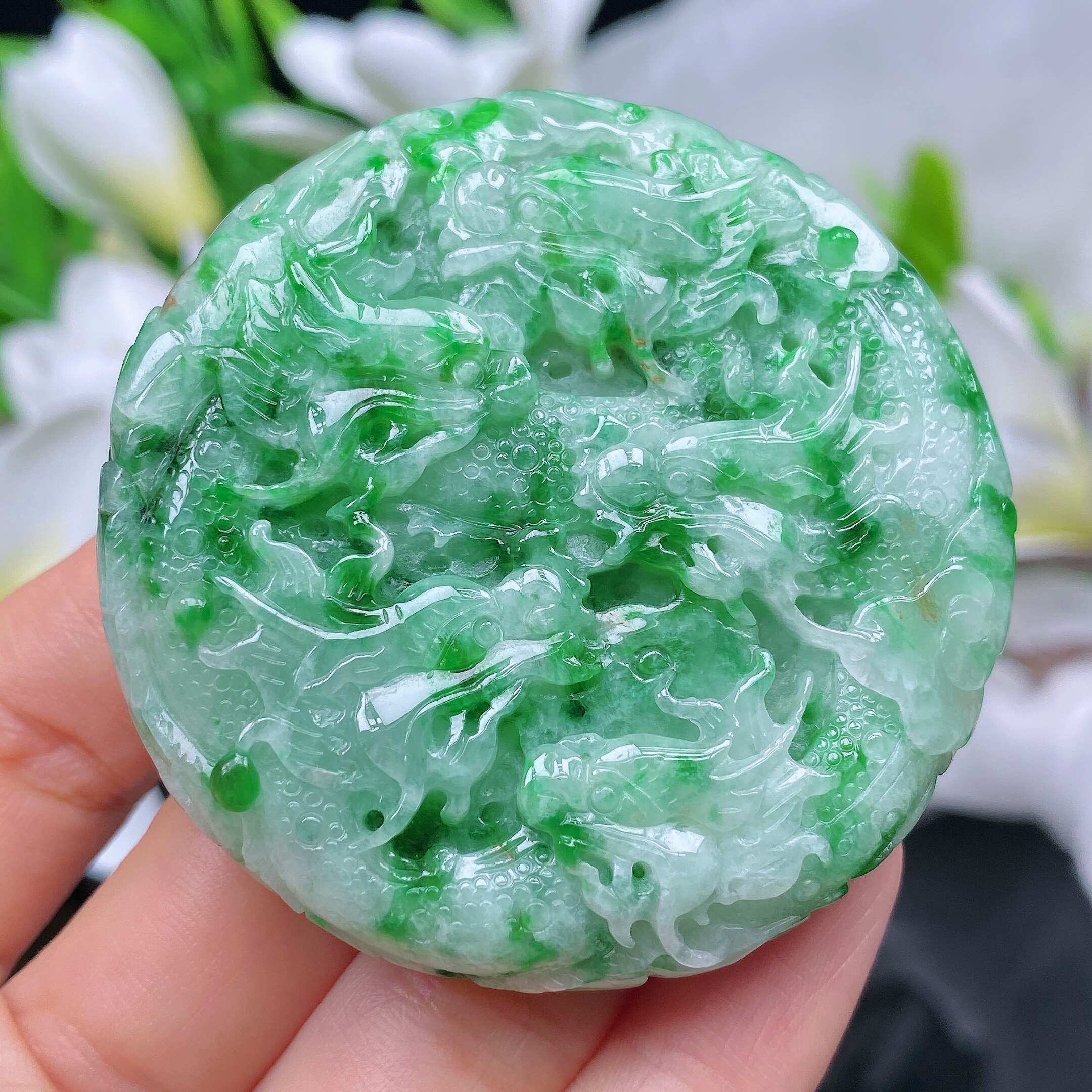 天然缅甸A货翡翠冰润飘绿精美九龙牌吊坠
