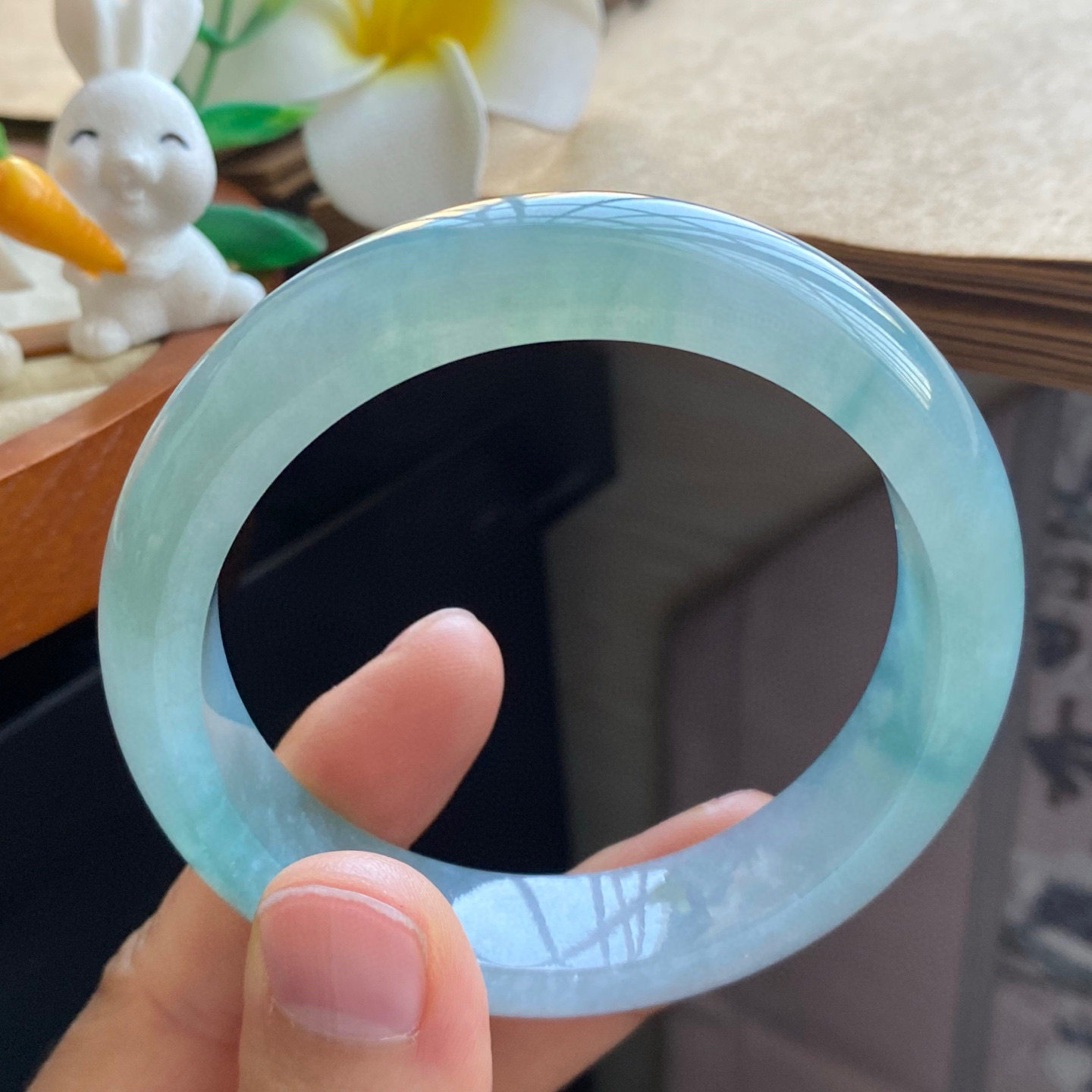 3.11批1707号55.8-13.1-8.3！冰青色飘花镯！色泽很清爽漂亮！