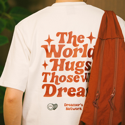 拥抱星辰的梦印花短袖T恤