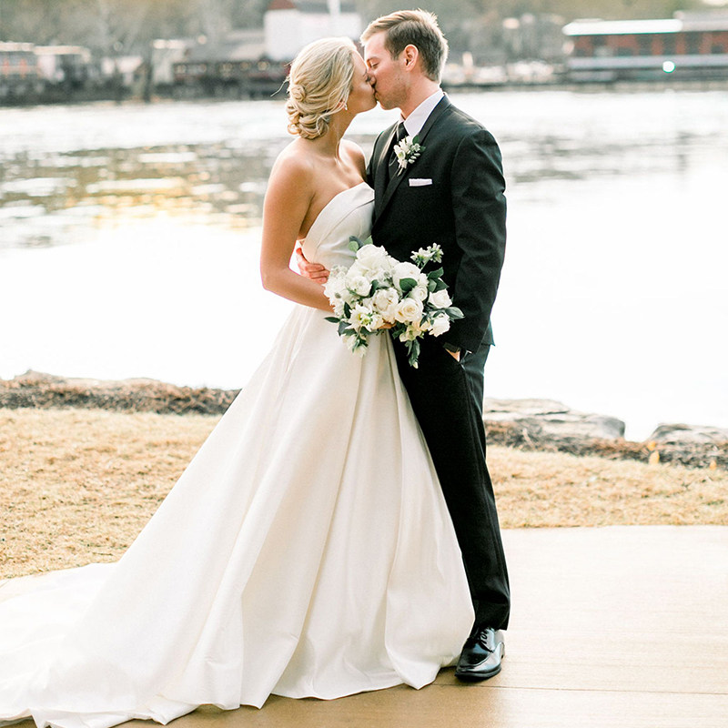 抹胸缎面轻婚纱2025新款新娘主婚纱赫本风轻奢小众高端旅拍出门纱