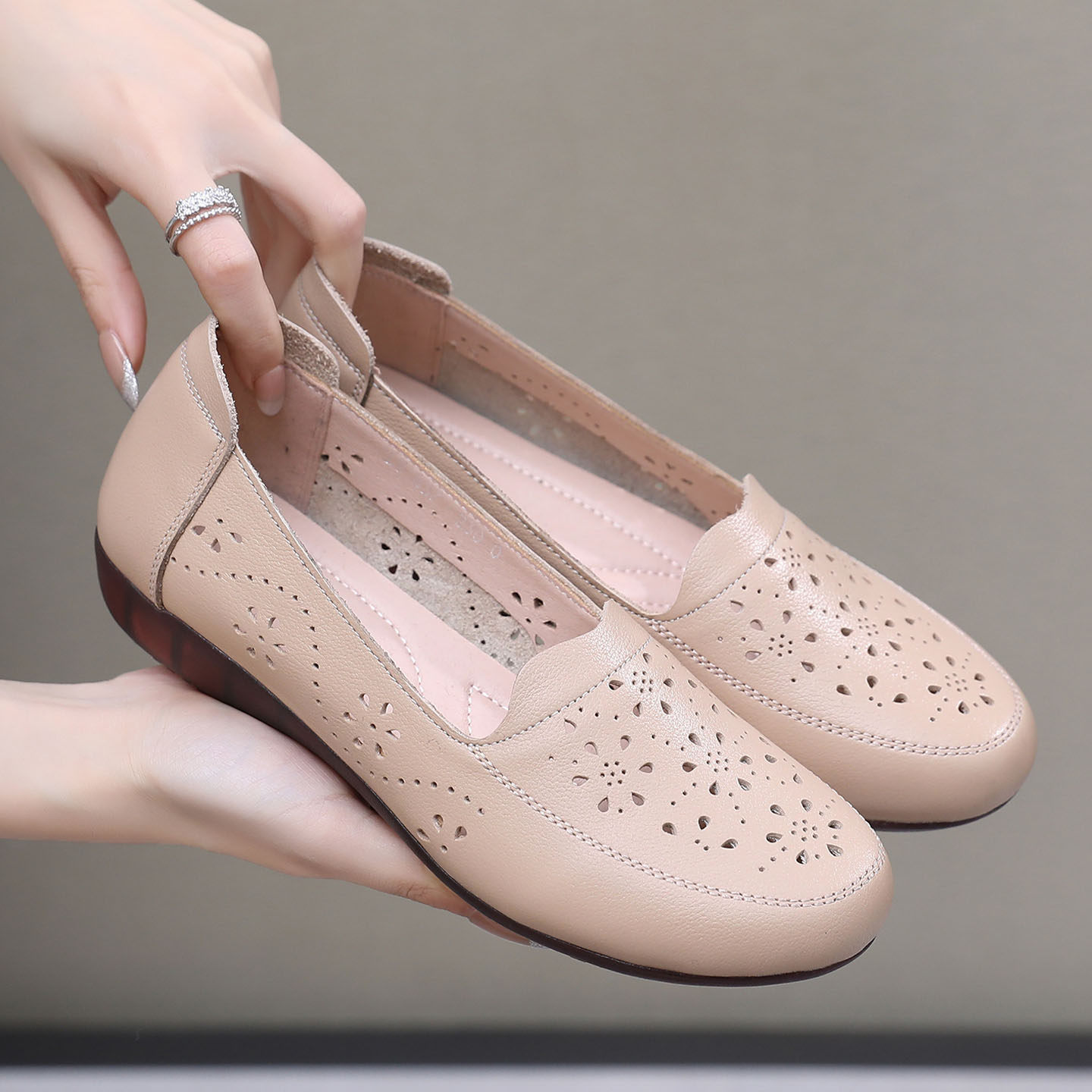 春夏真皮单鞋女一脚蹬洞洞凉鞋平跟妈妈鞋平底软底不累脚镂空皮鞋