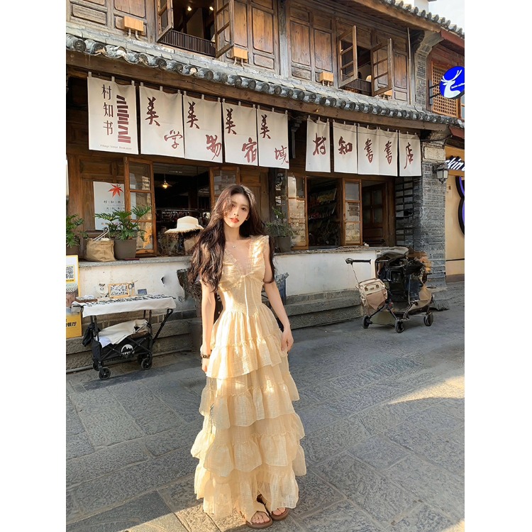 鬼马少女2025新款甜美复古V领吊带连衣裙夏季收腰显瘦蛋糕裙长裙
