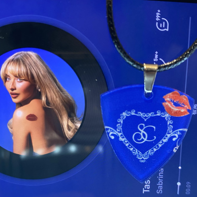匠妹Sabrina Carpenter周边项链挂饰专辑亚克力吉他拨片配饰logo