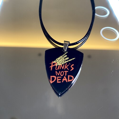 Punks Not Dead项链朋克不死吉他拨片配饰徽章欧美摇滚乐队配饰