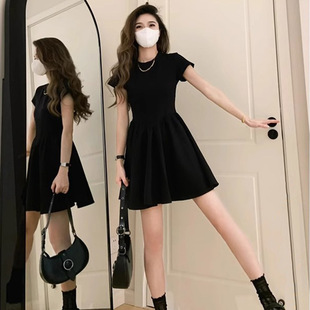 小黑裙鱼骨掐腰女2026超火夏天小个子短裙裙子辣妹高级感连衣裙