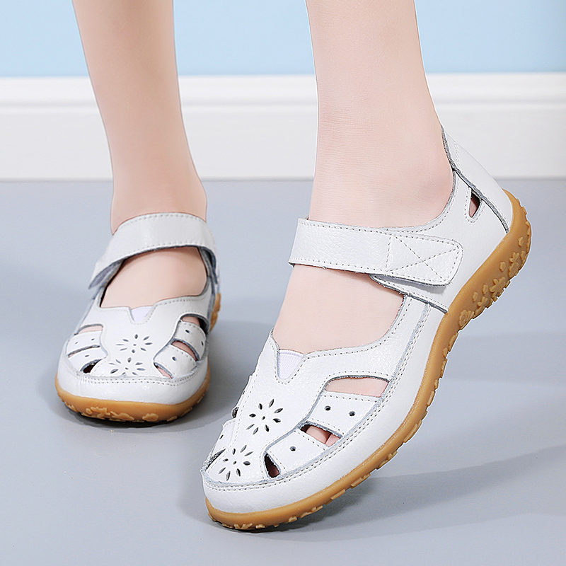 真皮舒适妈妈凉鞋女夏季2025年新款休闲平底牛筋底软底透气洞洞鞋