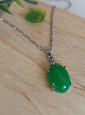 清新绿色椭圆形马来玉吊坠项链