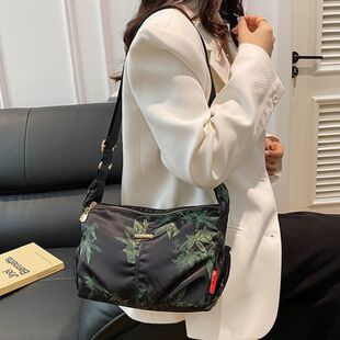 妈妈外出绿叶繁花图案饺子形雨伞包双侧小袋单肩斜挎通勤好看背包