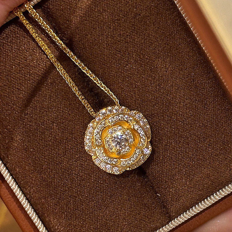 小红书爆款古法转动山茶花项链2025新款爆闪满钻精致小金花吊坠