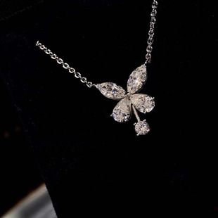 胡曼黎同款花瓣蝴蝶项链女轻奢小众设计钛钢不掉色锁骨链饰品
