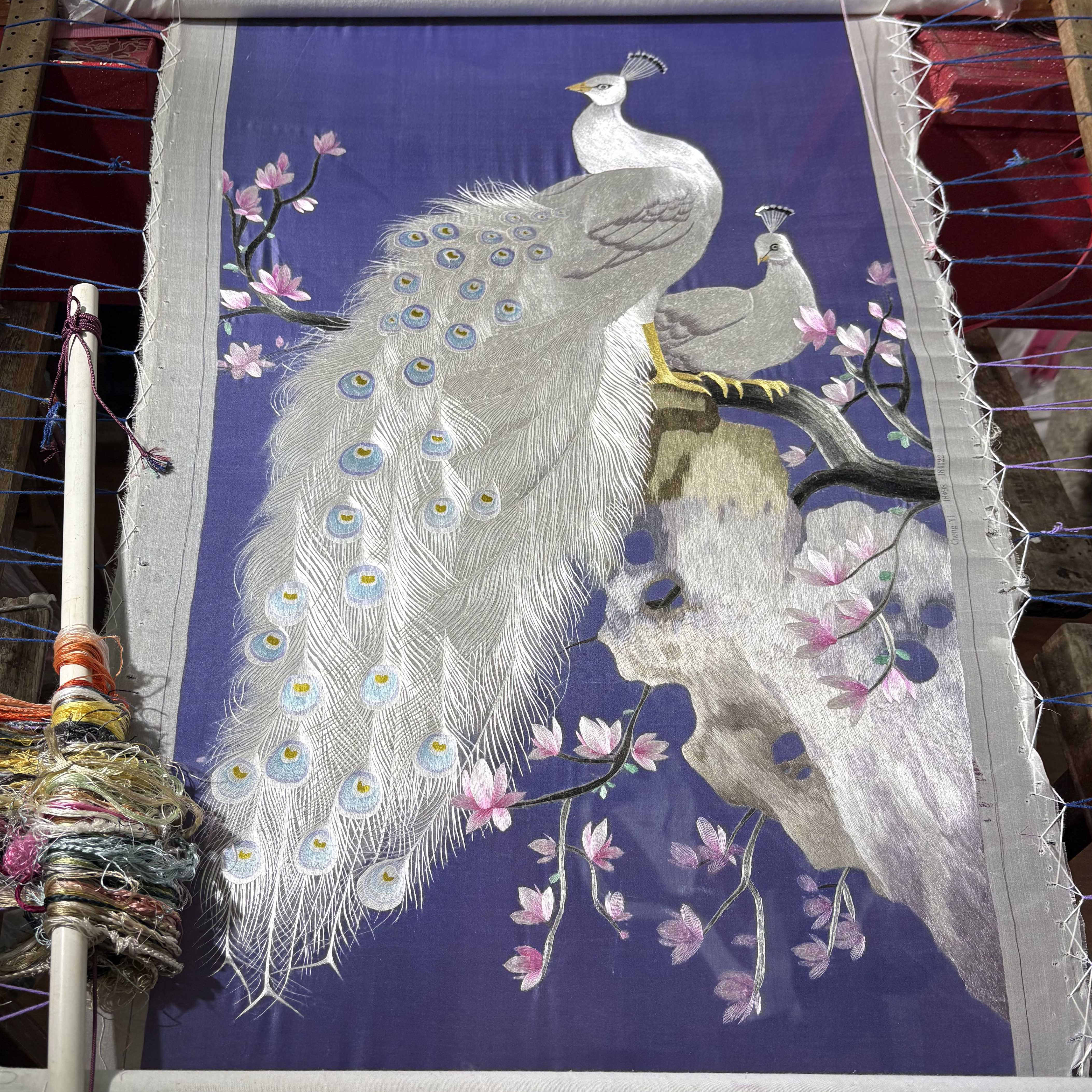 纯手工刺绣成品白孔雀苏绣装饰画客厅玄关背景墙挂画墙壁画刺绣画图片