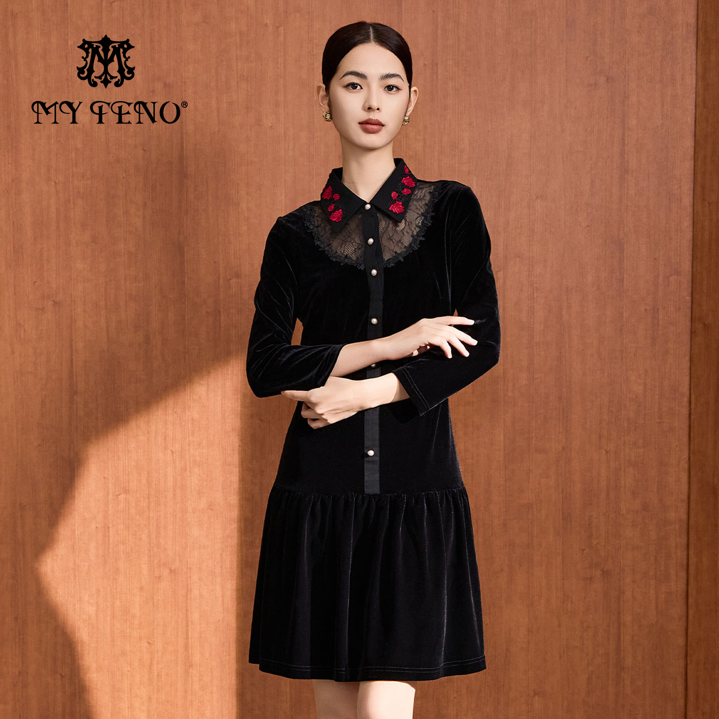 马天奴黑色刺绣翻领丝绒连衣裙