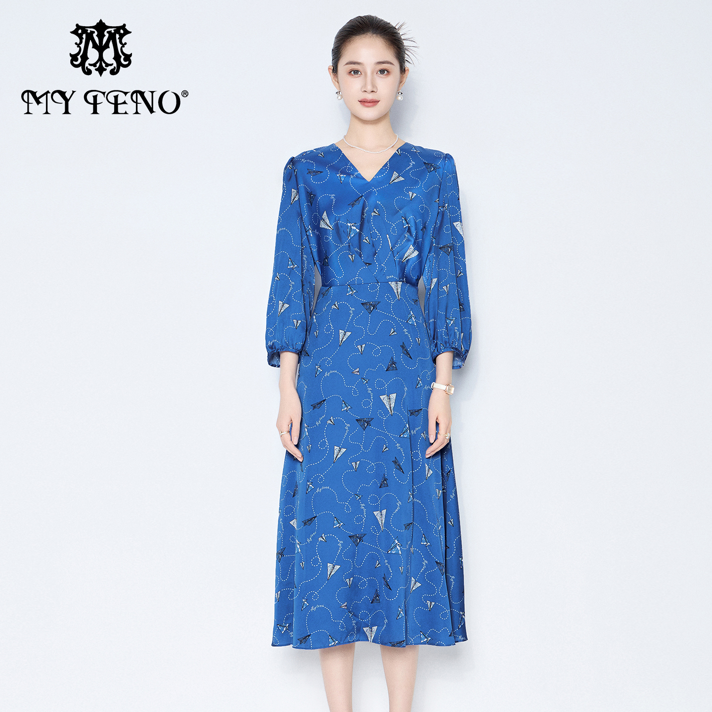 马天奴蓝底印花V领收腰连衣裙