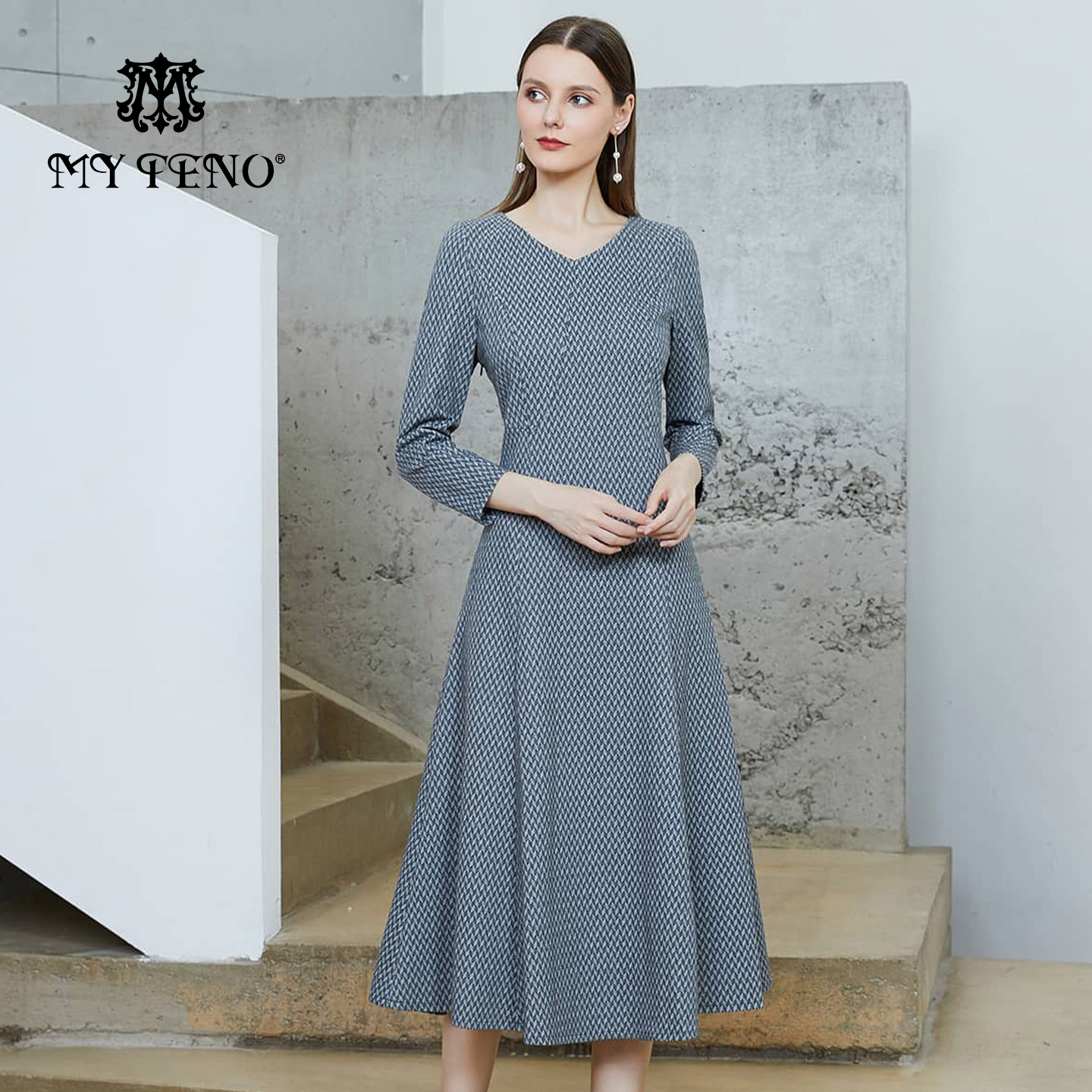 马天奴浅灰V领收腰长袖连衣裙