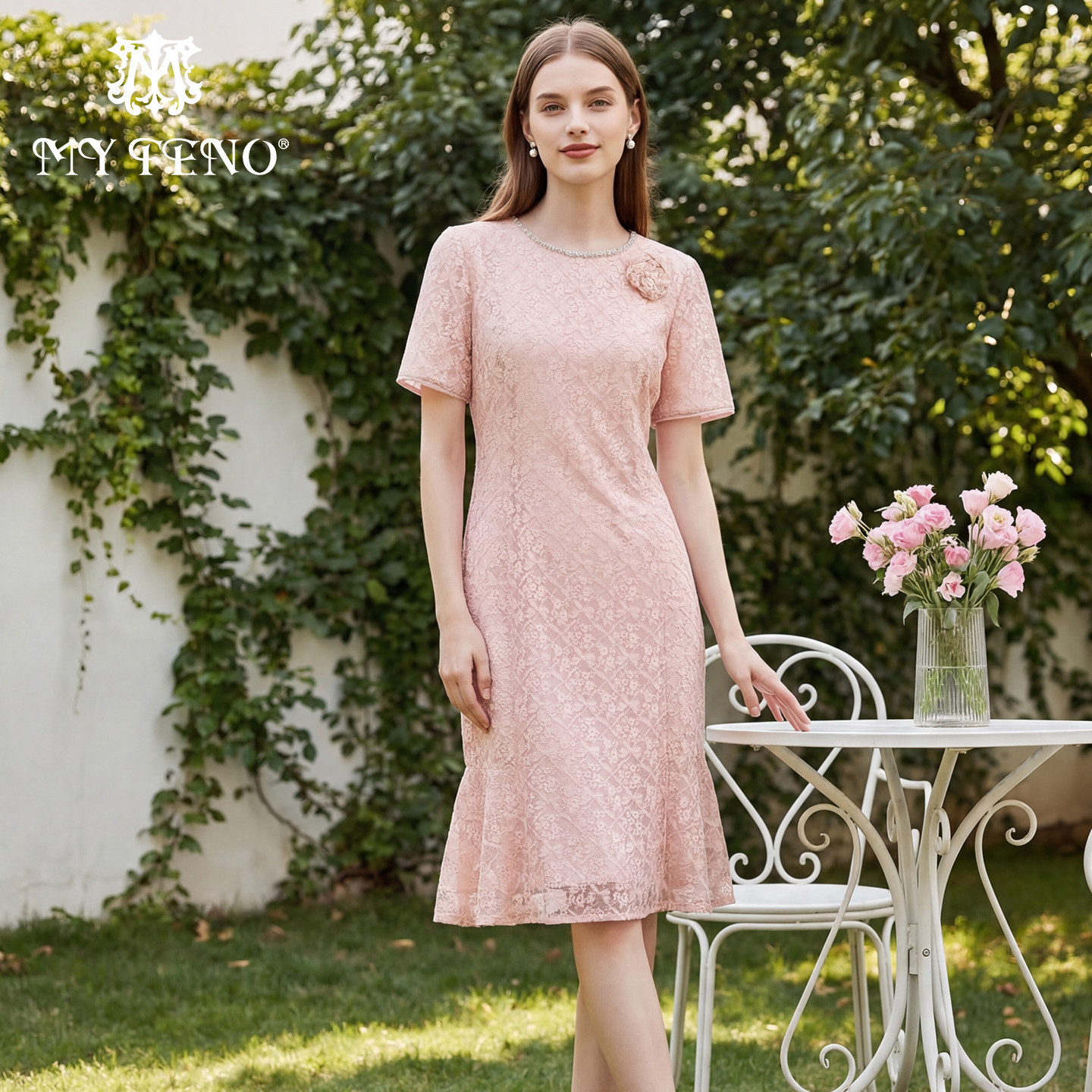 马天奴2026春夏新款浅粉蕾丝钉珠圆领修身鱼尾连衣裙子短袖气质女
