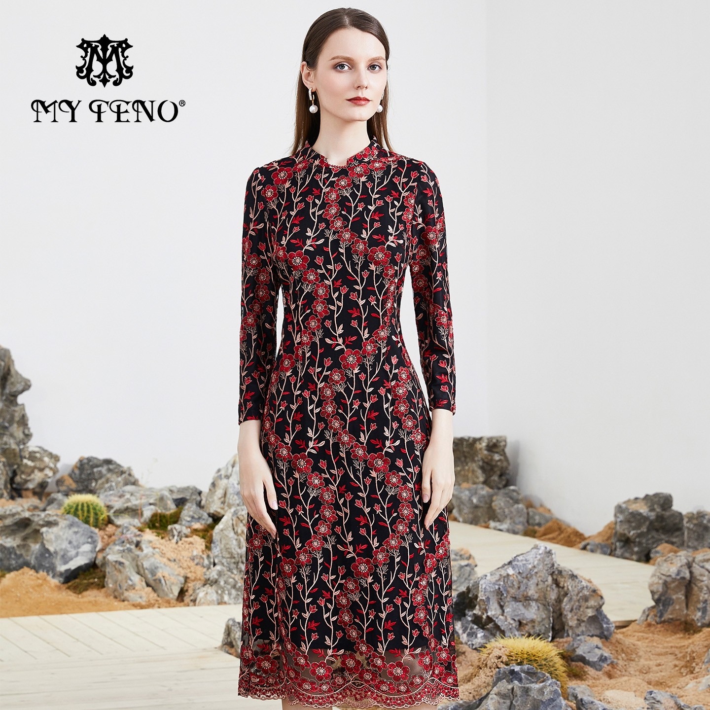 马天奴黑色刺绣立领收腰连衣裙