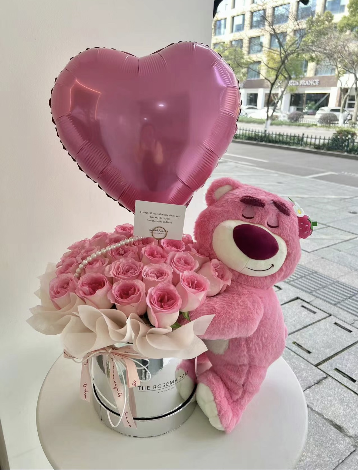 玫瑰草莓熊抱抱桶重庆同城鲜花速递生日老师道歉桔梗绣球圣诞节