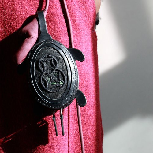 乌龟包抒闲COVER系列2025头层牛皮全妹火爆绞绣平绣零钱耳机包