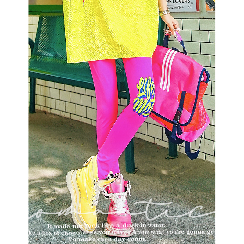 玫红彩色字母图案运动休闲打底裤