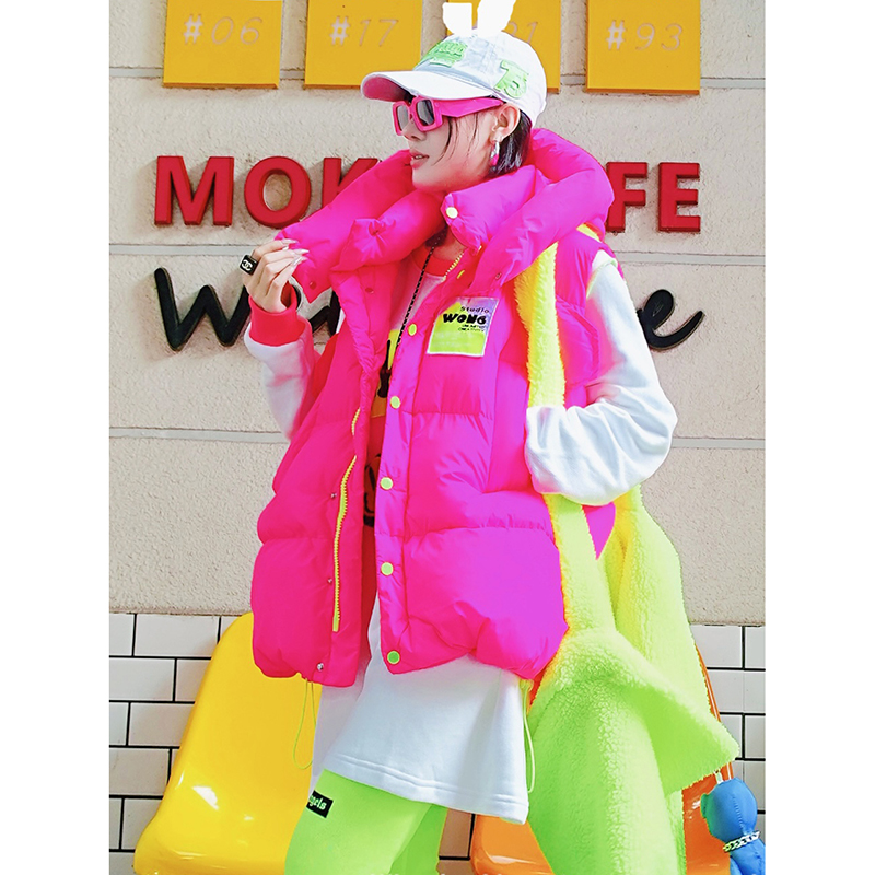 玫红宝蓝彩色字母休闲棉服马甲女