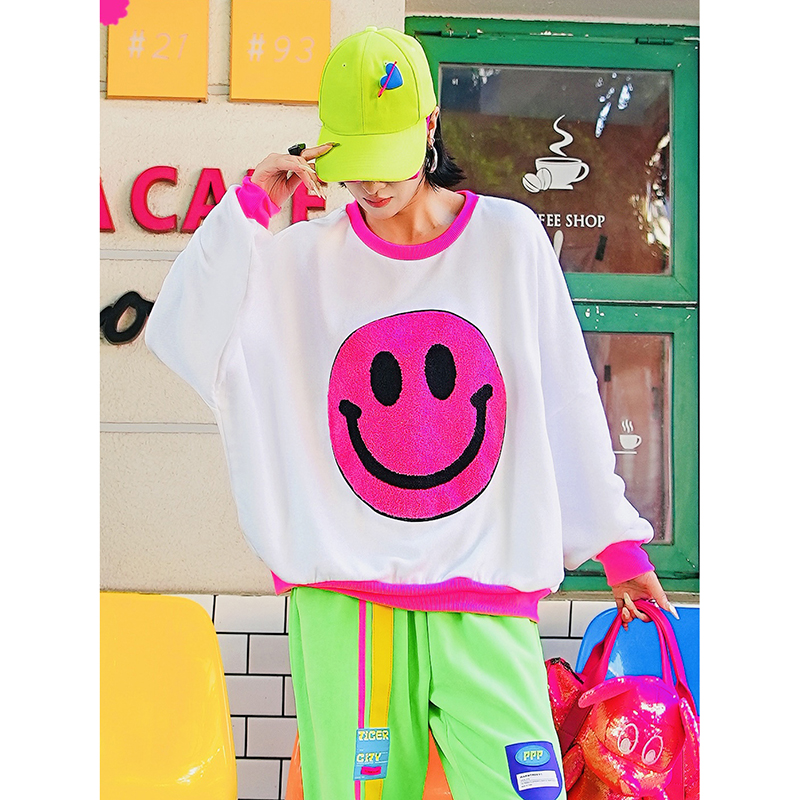 白色玫红笑脸彩色贴布休闲卫衣T