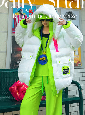 白色彩色贴布连帽防寒保暖棉服女