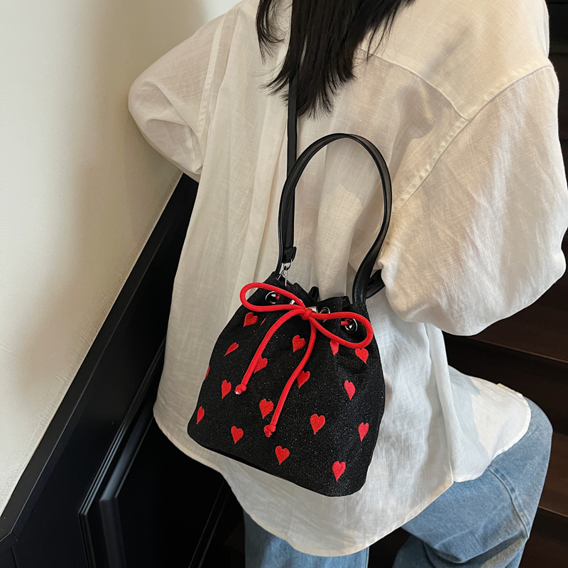 韩版小众抽绳束口水桶包