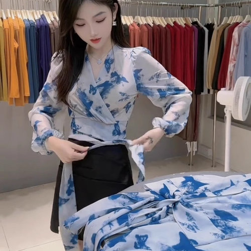 2026春季新款洋气印花系带收腰修身显瘦百搭V领短款灯笼袖雪纺衫