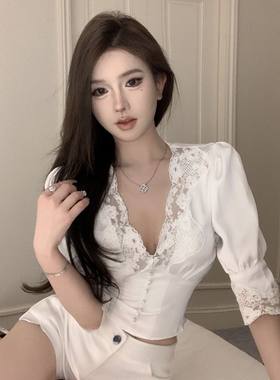 纯欲白色V领蕾丝缎面短款上衣女设计感小众性感低胸修身显瘦衬衫