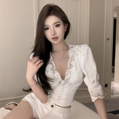 纯欲白色V领蕾丝缎面短款上衣女设计感小众性感低胸修身显瘦衬衫