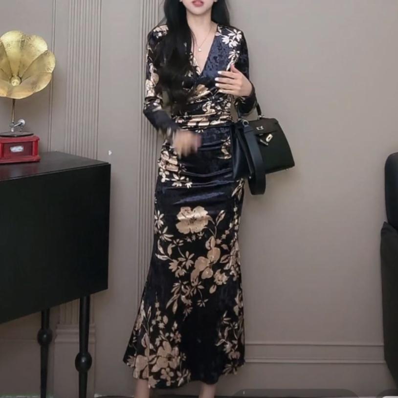 法式印花鱼尾裙秋冬新款连衣裙轻奢V领长袖丝绒碎花显瘦包臀裙子