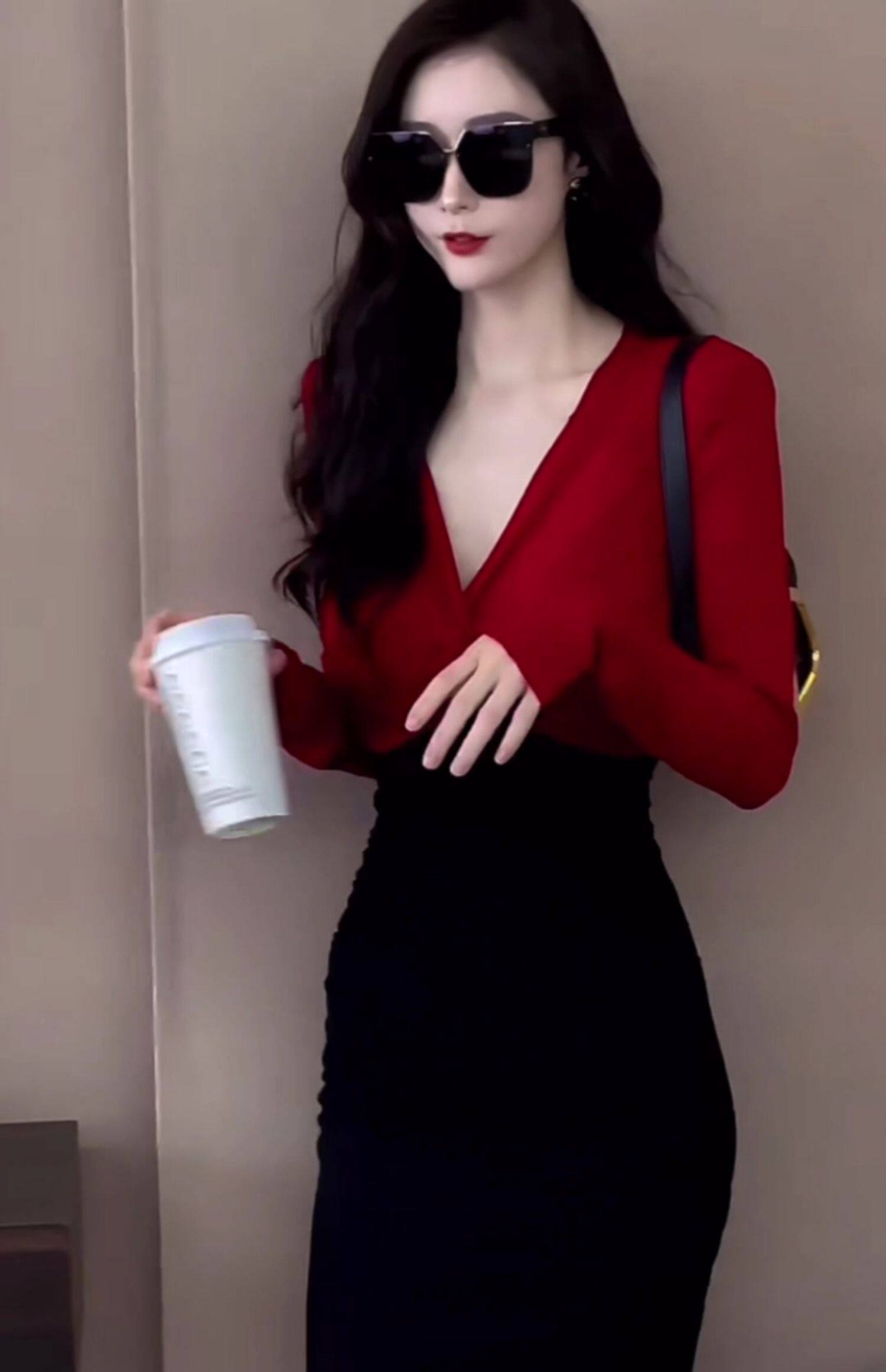 复古高级感V领修身高腰包臀裙名媛气质港风连衣裙御姐裙子女秋冬