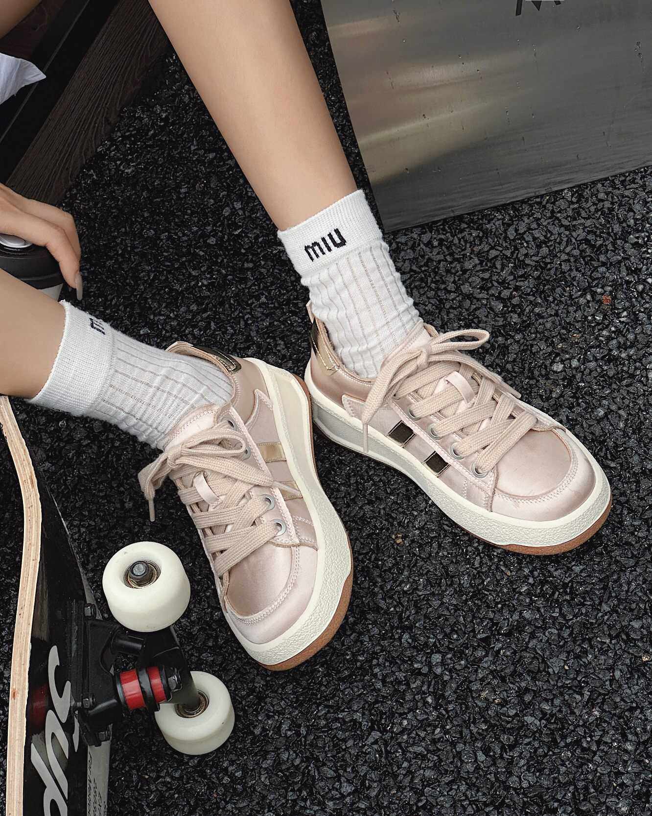 真皮厚底两条杠缎面银色休闲板鞋女2024夏季薄款韩版百搭系带单鞋