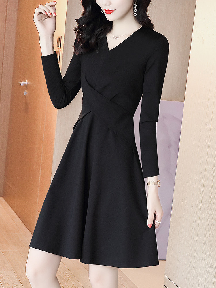 High-end socialite temperament dress spring 2021 new black long-sleeved temperament waist V-neck small black dress