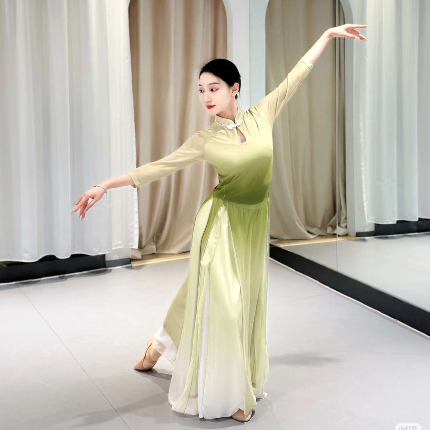 寻茶舞蹈服装入画江南古典舞演出服青花瓷油纸伞中国舞练功表演服