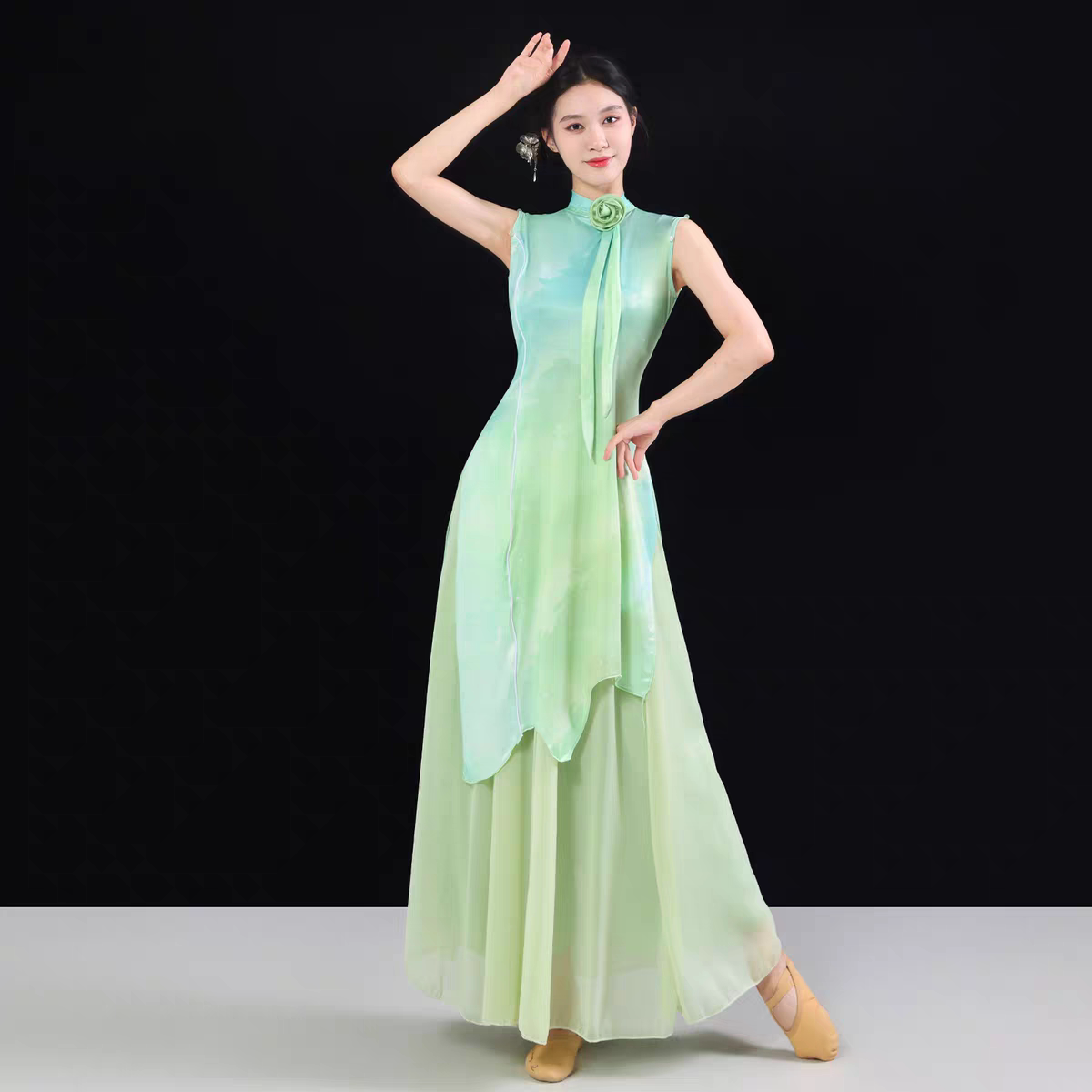 入画江南舞蹈服装绿色清新在水一方演出服青花瓷古典舞旗袍表演服