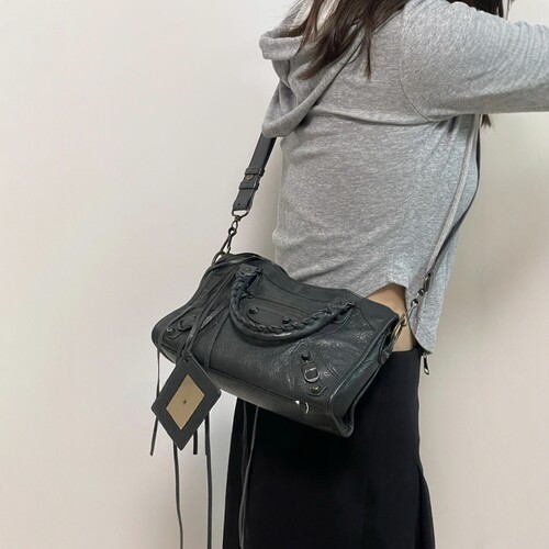 巴黎铆钉机车包单肩斜挎高级感
