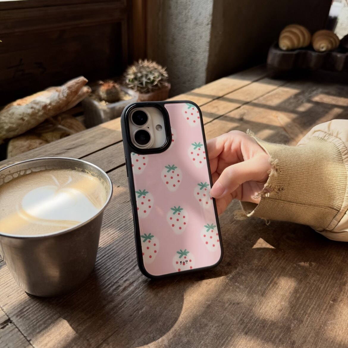 满屏粉红草莓适用苹果15promax手机壳iphone14pro保护套13卡通12可爱11磨砂玻璃背板6s硬16plus黑色软17创意X