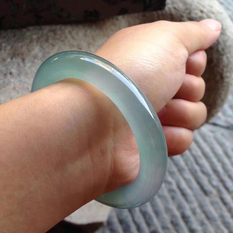 高冰高透玉手镯晴水圆条玉镯淡蓝胶感荧光手镯缅甸翡翠处理镯子
