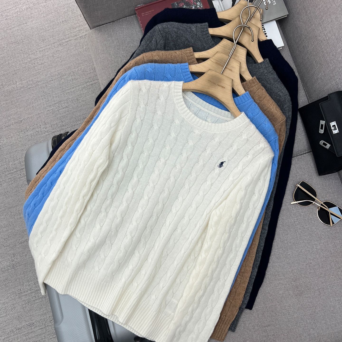 山羊绒羊毛简约小马圆领宽松休闲百搭显瘦绞花针织衫毛衣女上衣