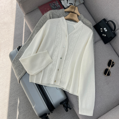 100羊毛设计感菱格绞花针织衫女