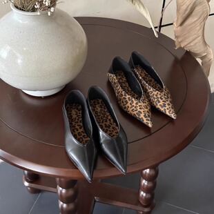 平底黑色尖头单鞋女鞋子2026新款春季复古绒面法式豹纹浅口通勤鞋