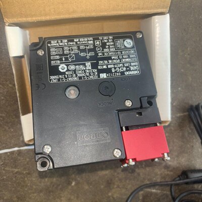 欧姆龙电磁锁安全门开关D4NL- 4CFG-B  上面写的新议价
