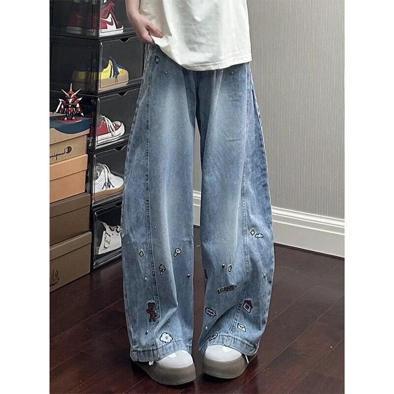 蓝色趣味卡通贴布刺绣弯刀牛仔裤