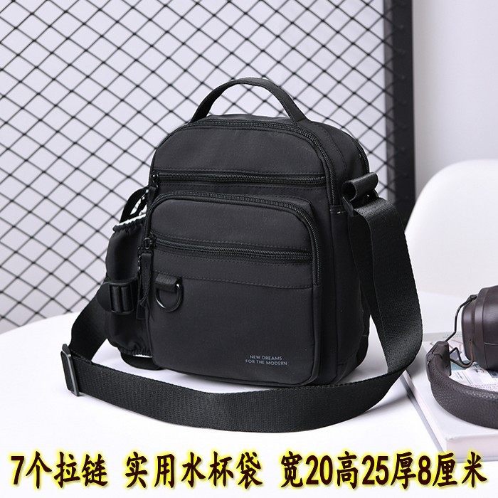 休闲风男士单肩包黑色大容量多隔层斜挎包外出上班旅游实用水杯包
