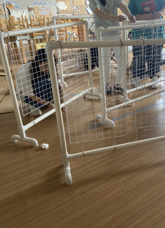幼儿园建构区美工区网格架子PVC管pc管创意网格装饰植物架小衣架图片